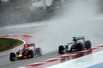 Foto zur News: Daniil Kwjat (Red Bull) und Lewis Hamilton (Mercedes)