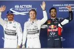 Foto zur News: Lewis Hamilton (Mercedes), Nico Rosberg (Mercedes) und Daniel Ricciardo (Red Bull)