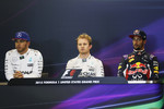 Foto zur News: Lewis Hamilton (Mercedes), Nico Rosberg (Mercedes) und Daniel Ricciardo (Red Bull)  bei der Pressekonferenz nach dem Qualifying.
