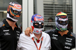 Foto zur News: Nico Hülkenberg (Force India), Nigel Mansell und Sergio Perez (Force India)