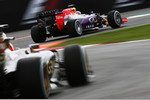 Foto zur News: Daniel Ricciardo (Red Bull) und Romain Grosjean (Lotus)