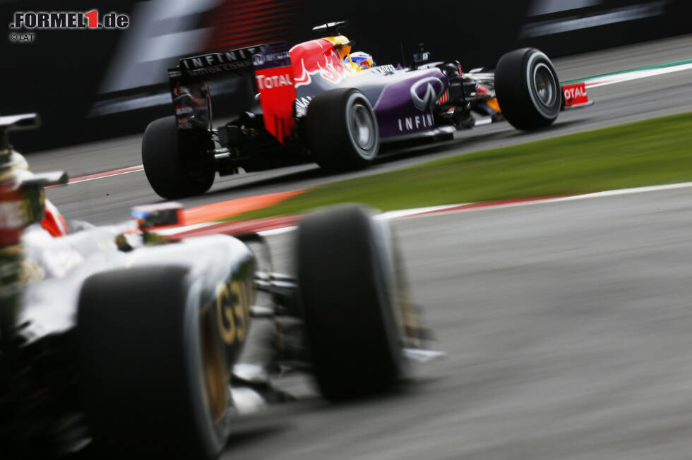 Foto zur News: Daniel Ricciardo (Red Bull) und Romain Grosjean (Lotus)