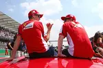 Foto zur News: Sebastian Vettel (Ferrari) und Kimi Räikkönen (Ferrari)