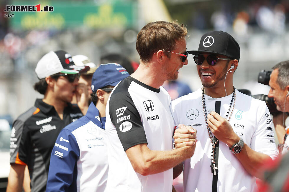 Foto zur News: Jenson Button (McLaren) und Lewis Hamilton (Mercedes)