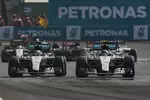 Foto zur News: Nico Rosberg (Mercedes) und Lewis Hamilton (Mercedes)