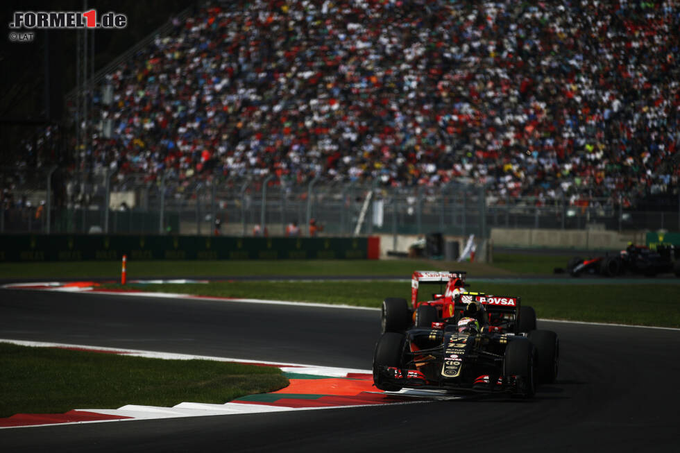 Foto zur News: Pastor Maldonado (Lotus) und Sebastian Vettel (Ferrari)