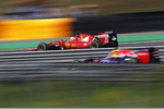 Foto zur News: Sebastian Vettel (Ferrari) und Daniil Kwjat (Red Bull)