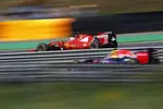 Gallerie: Sebastian Vettel (Ferrari) und Daniil Kwjat (Red Bull)