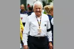 Foto zur News: FIA-Rennleiter Charlie Whiting mit schwarzer Armbinde für die Opfer von Paris