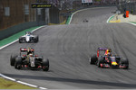 Foto zur News: Daniil Kwjat (Red Bull) und Pastor Maldonado (Lotus)