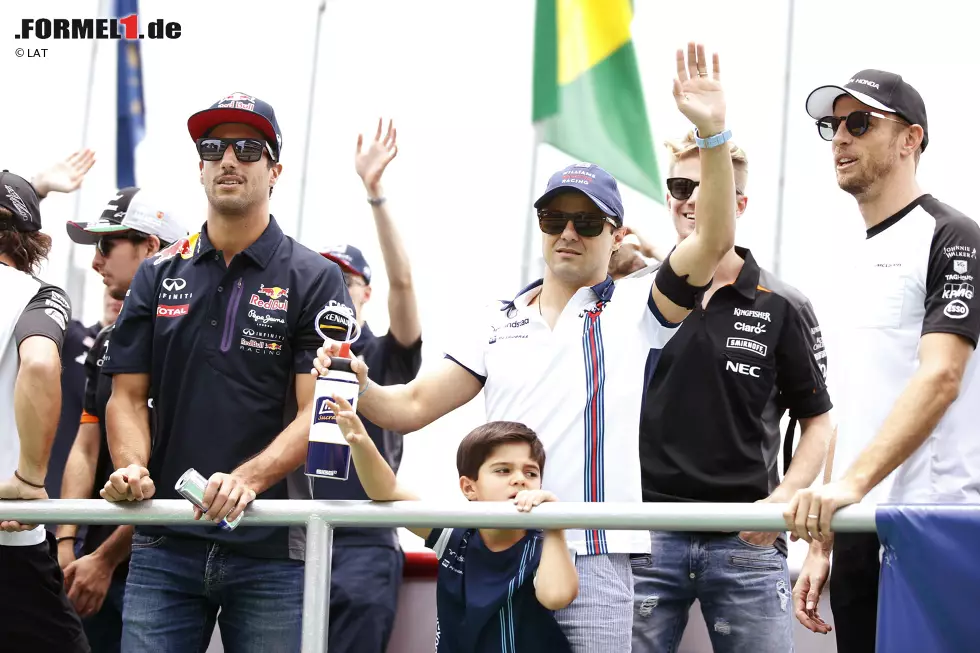 Foto zur News: Daniel Ricciardo (Red Bull) und Felipe Massa (Williams)