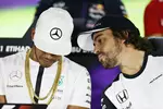 Foto zur News: Lewis Hamilton (Mercedes) und Fernando Alonso (McLaren)