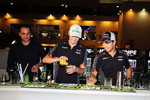Foto zur News: Nico Hülkenberg (Force India) und Sergio Perez (Force India) bei Hype-Party im Paddock
