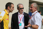 Foto zur News: Cyril Abiteboul, Jerome Stroll (Renault) und Helmut Marko (Red Bull)