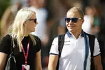 Foto zur News: Emilia Pikkarainen und Valtteri Bottas (Williams)