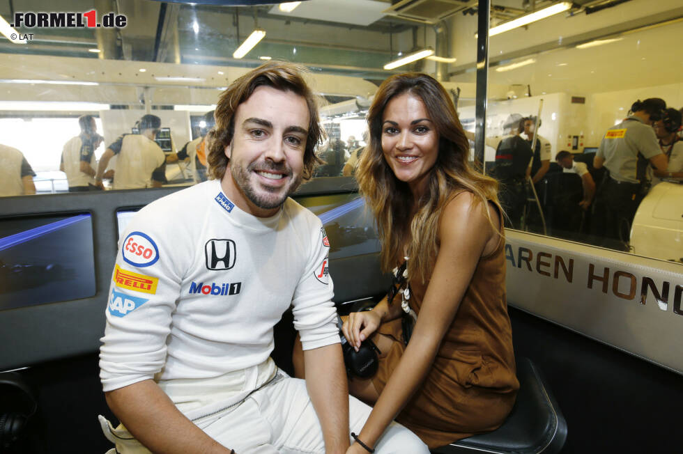 Foto zur News: Fernando Alonso (McLaren) mit Freundin Lara Alvarez