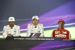 Foto zur News: Nico Rosberg (Mercedes), Lewis Hamilton (Mercedes) und Kimi Räikkönen (Ferrari)