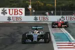 Foto zur News: Lewis Hamilton (Mercedes) und Kimi Räikkönen (Ferrari)