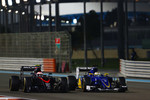 Foto zur News: Marcus Ericsson (Sauber) und Jenson Button (McLaren)