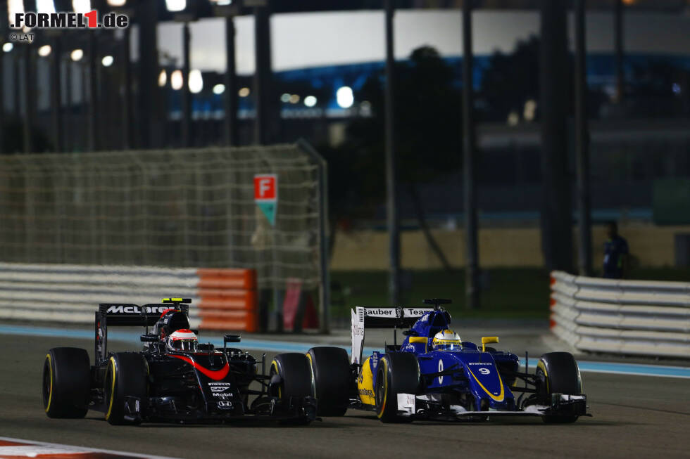Foto zur News: Marcus Ericsson (Sauber) und Jenson Button (McLaren)