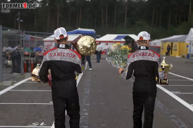 Foto zur News: Szenen einer Freundschaft: Lewis Hamilton und Nico Rosberg, gerade mal 15 beziehungsweise 14 Jahre alt, räumen als Teamkollegen beim Kart-EM-Lauf in Genk ab.