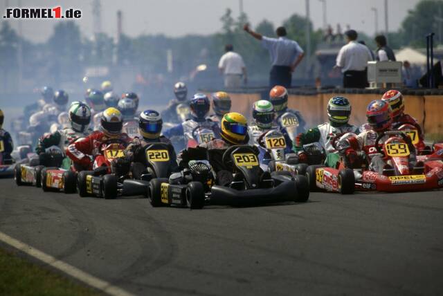 Foto zur News: Kart-EM-Lauf in Oschersleben, 2. Juli 2000: Hamilton (#203) führt mit dem gelben Senna-Helm, Rosberg (#220) kämpft dahinter um den Anschluss.