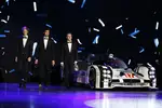 Foto zur News: Brendon Hartley, Mark Webber und Timo Bernhard