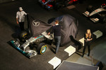 Foto zur News: Lewis Hamilton und Ole Källenius enthüllen den Mercedes F1 W05