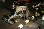 Foto zur News: Lewis Hamilton und Ole Källenius enthüllen den Mercedes F1 W05