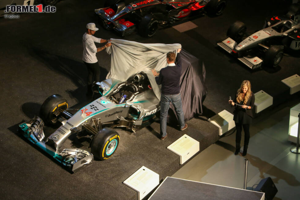 Foto zur News: Lewis Hamilton und Ole Källenius enthüllen den Mercedes F1 W05