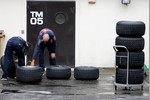 Foto zur News: Pirelli-Mechaniker waschen Reifen