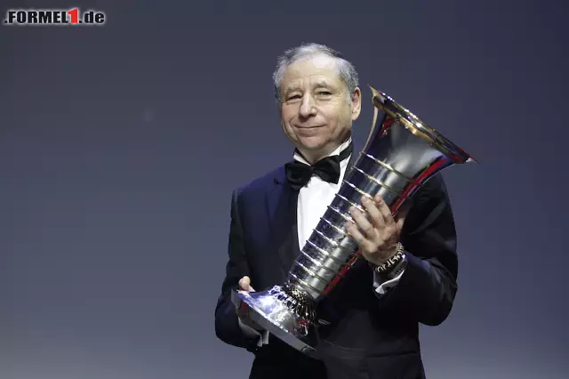Foto zur News: Formel-1-Live-Ticker: WM-Pokal an Lewis Hamilton übergeben