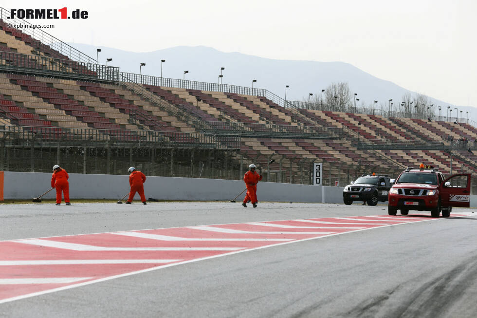 Foto zur News: Aufräumarbeiten nach dem Malheur von Romain Grosjean (Haas)