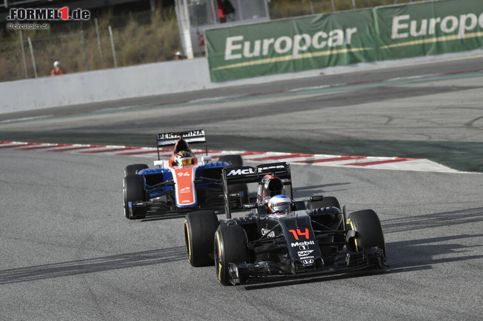 Foto zur News: Fernando Alonso (McLaren) vor und Pascal Wehrlein (Manor)