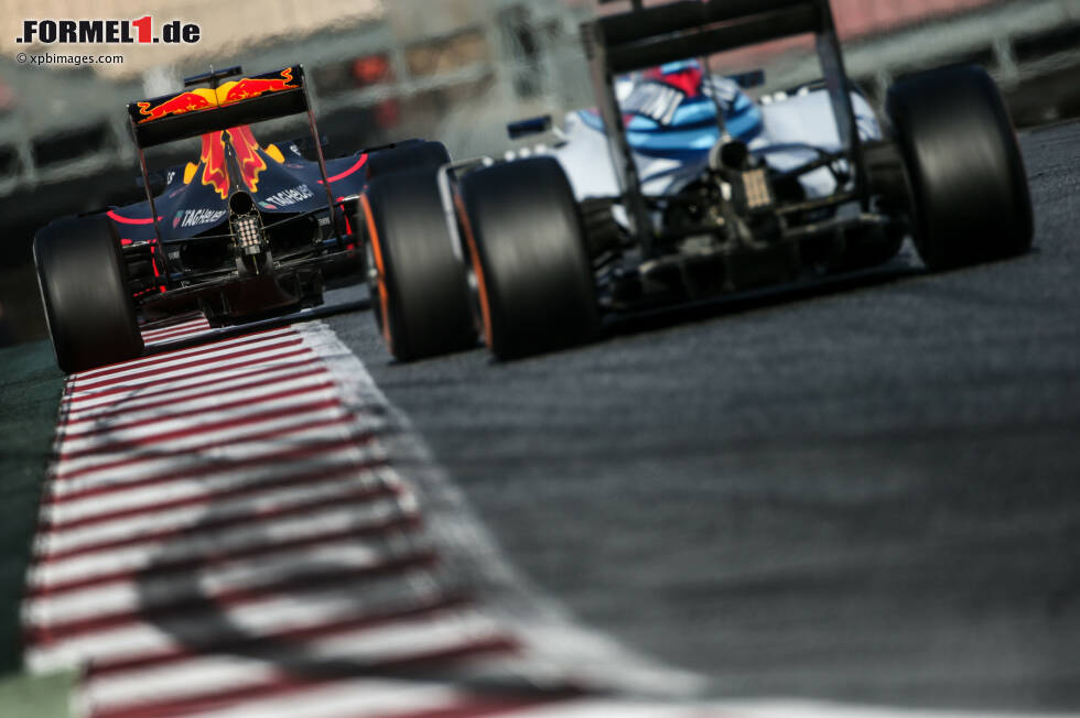 Foto zur News: Daniel Ricciardo (Red Bull) und Valtteri Bottas (Williams)