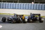 Foto zur News: Kevin Magnussen (Renault) und Sergio Perez (Force India)