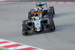 Foto zur News: Sergio Perez (Force India) vor Nico Rosberg (Mercedes)