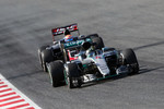 Foto zur News: Nico Rosberg (Mercedes) und Romain Grosjean (Haas)