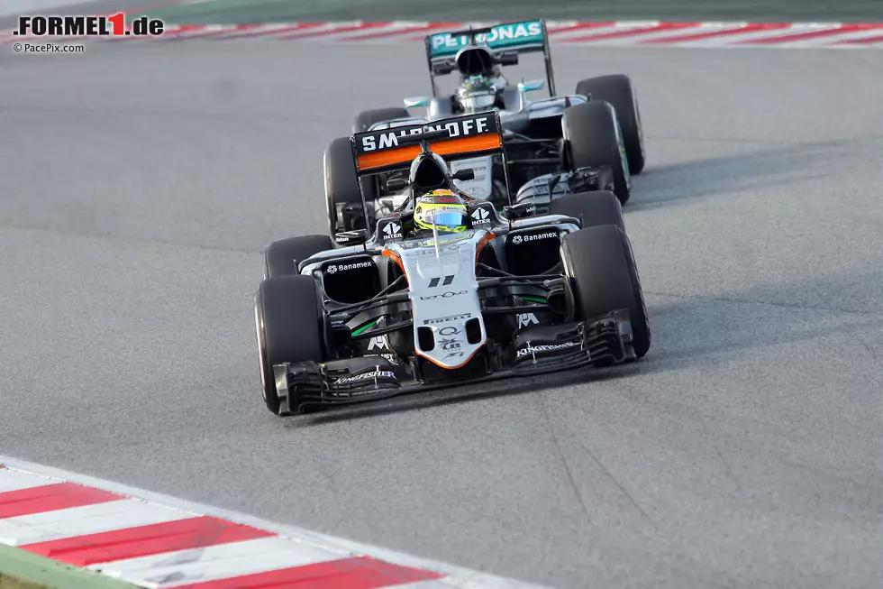 Foto zur News: Sergio Perez (Force India) vor Nico Rosberg (Mercedes)