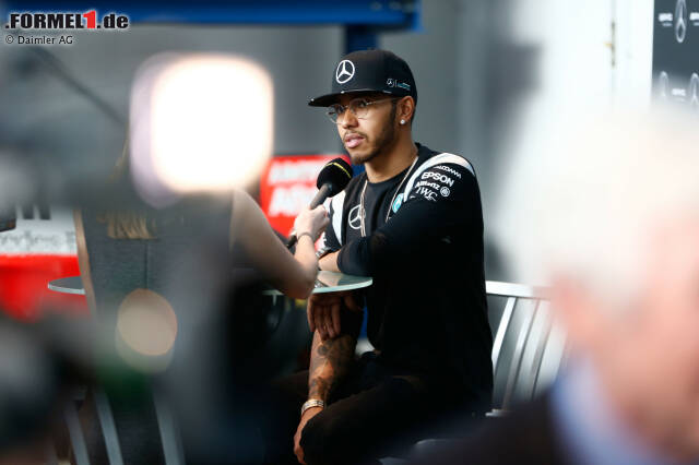 Foto zur News: Immer im Rampenlicht: Formel-1-Weltmeister Lewis Hamiltom beim Mercedes-Kick-off in Fellbach.