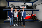 Foto zur News: Nico Rosberg und Lewis Hamilton mit den Daimler-Vorständen Dieter Zetsche (links) und Thomas Weber (rechts)