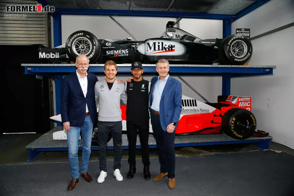 Nico Rosberg und Lewis Hamilton mit den Daimler-Vorständen Dieter Zetsche (links) und Thomas Weber (rechts) Foto zur News: Nico Rosberg und Lewis Hamilton mit den Daimler-Vorständen Dieter Zetsche (links) und Thomas Weber (rechts)