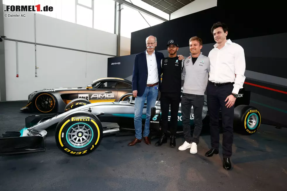 Foto zur News: Dieter Zetsche, Lewis Hamilton, Nico Rosberg und Toto Wolff