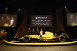 Foto zur News: Cyril Abiteboul, Kevin Magnussen (Renault) und Jolyon Palmer (Renault)