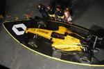 Foto zur News: Cyril Abiteboul, Kevin Magnussen (Renault) und Jolyon Palmer (Renault)