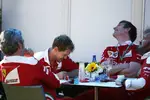 Foto zur News: Sebastian Vettel (Ferrari) und Maurizio Arrivabene