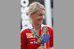 Foto zur News: Sebastian Vettels Medienbetreuerin Britta Roeske mit einem Bild von &#039;Bild&#039;-Journalistin Nicola Pohl, die heute Geburtstag hat