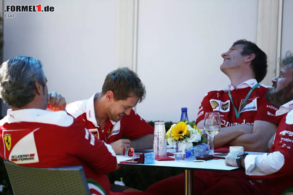 Foto zur News: Sebastian Vettel (Ferrari) und Maurizio Arrivabene