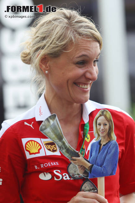 Foto zur News: Sebastian Vettels Medienbetreuerin Britta Roeske mit einem Bild von &#039;Bild&#039;-Journalistin Nicola Pohl, die heute Geburtstag hat