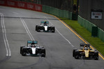 Foto zur News: Lewis Hamilton (Mercedes), Jolyon Palmer (Renault) und Nico Rosberg (Mercedes)
